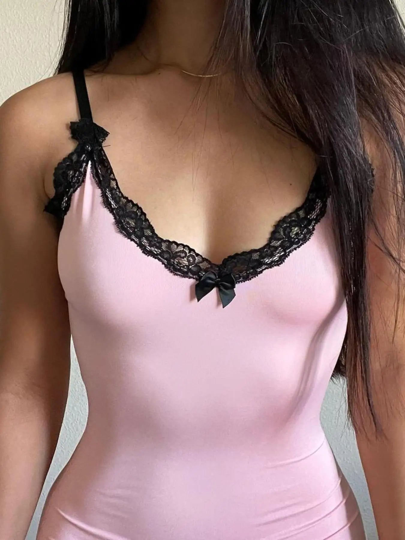 Robe Rose Détails Dentelle Noir
